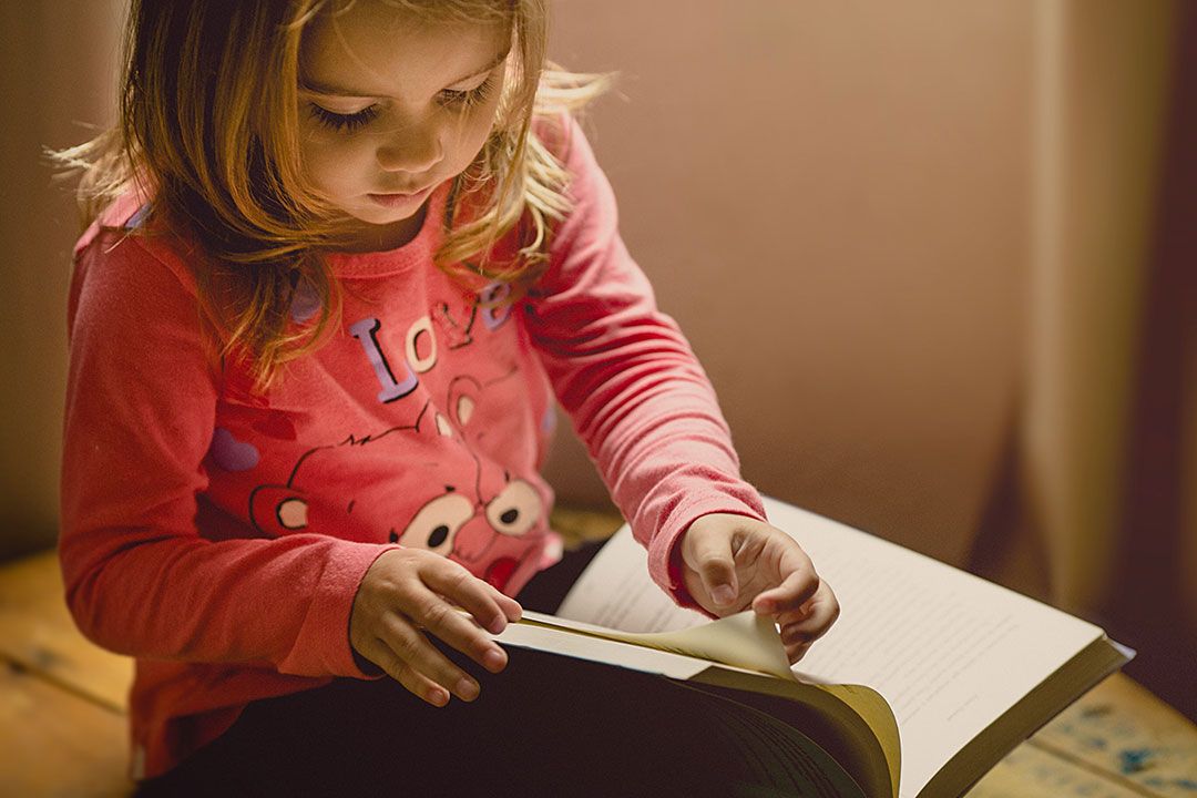 Foto van meisje dat in het kindcentrum een boek leest